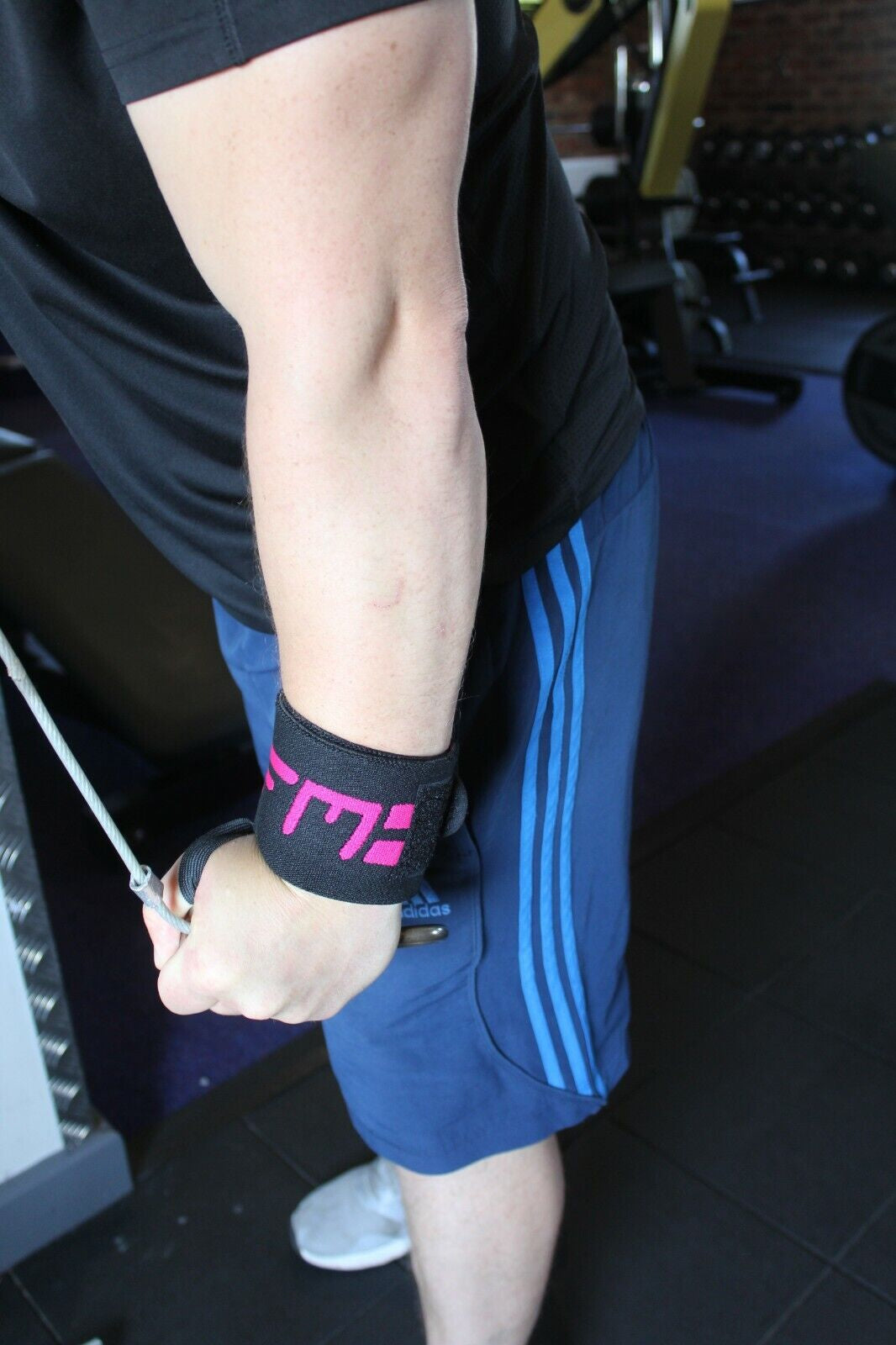 Padded Wrist Wraps for Weightlifting Support and Grip Enhancement